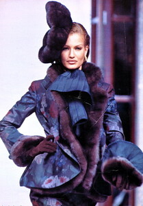 bb_KarenMulder_1992_07_DIOR_HC_FW92_HOLA_020.thumb.jpg.510f48a5c831476008907d782dc12e50.jpg