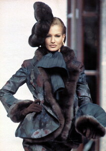 bb_KarenMulder_1992_07_DIOR_HC_FW92_HOLA_655.thumb.jpg.81ad2deb7874924a111ed358129126d1.jpg