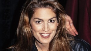 cindy-crawford-developed-a-more-relaxed-approach-to-body-image-1594751055.jpg