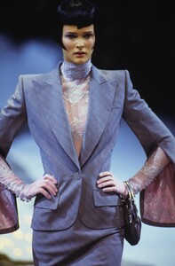 givenchy-hc-ss-98.thumb.jpg.929736268da3c4c7588ed79fd6cc498f.jpg