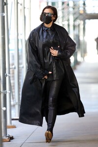 irina-shayk-street-fashion-new-york-02-08-2022-5.jpg