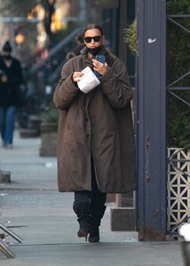 irina-shayk-street-style-new-york-02-16-2022-0.jpg