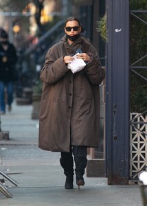 irina-shayk-street-style-new-york-02-16-2022-2.jpg