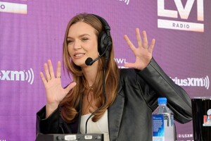 josephine_skriver_-_in_la_20220211__5_.jpg