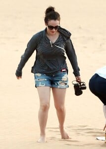 kat-dennings-in-shorts-at-a-beach-in-maui-may-2014_10.jpg