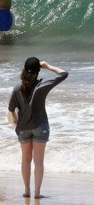 kat-dennings-in-shorts-at-a-beach-in-maui-may-2014_11.jpg