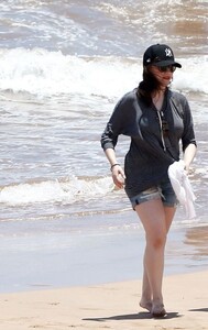 kat-dennings-in-shorts-at-a-beach-in-maui-may-2014_12.jpg