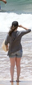 kat-dennings-in-shorts-at-a-beach-in-maui-may-2014_3.jpg