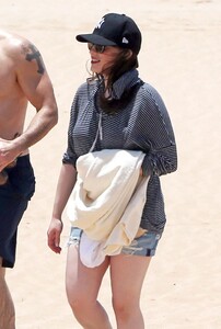 kat-dennings-in-shorts-at-a-beach-in-maui-may-2014_5.jpg