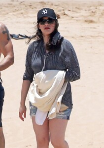 kat-dennings-in-shorts-at-a-beach-in-maui-may-2014_6.jpg