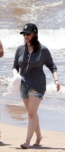 kat-dennings-in-shorts-at-a-beach-in-maui-may-2014_8.jpg