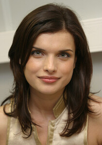 kinopoisk.ru-Anna-Azarova-1825689.thumb.jpg.e39a3d7d4069c37fbcd03ff4474646f2.jpg
