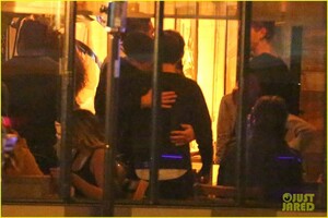 leonardo-dicaprio-tobey-maguire-dinner-with-austin-butler-79.jpg