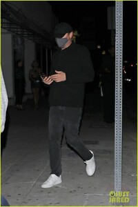 leonardo-dicaprio-tobey-maguire-kick-off-super-bowl-weekend-06.jpg