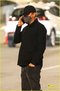 leonardo-dicaprio-tobey-maguire-kick-off-super-bowl-weekend-07.jpg