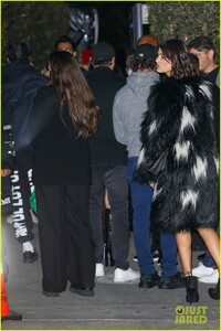 leonardo-dicaprio-tobey-maguire-kick-off-super-bowl-weekend-08.jpg