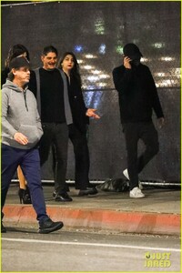 leonardo-dicaprio-tobey-maguire-kick-off-super-bowl-weekend-11.jpg
