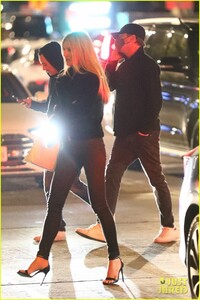 leonardo-dicaprio-tobey-maguire-kick-off-super-bowl-weekend-14.jpg