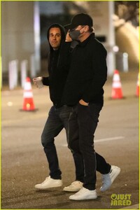 leonardo-dicaprio-tobey-maguire-kick-off-super-bowl-weekend-15.jpg
