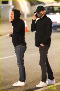 leonardo-dicaprio-tobey-maguire-kick-off-super-bowl-weekend-16.jpg