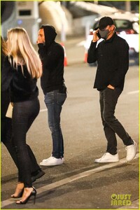 leonardo-dicaprio-tobey-maguire-kick-off-super-bowl-weekend-18.jpg