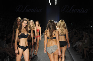 leonisa-lingerie-colombia-moda-2013-40.thumb.jpg.f7f661cd7ce809ec60a70a28bb5dc569.jpg