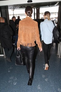 miranda-kerr-arrives-at-charles-de-gaulle-airport001.jpg