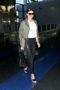 miranda_kerr_making_her_way_through_the_terminal_at_jfk_airport013.jpg