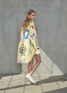 monse-boxy-long-sleeve-shirt-butter-floral-on-model-side-view.jpg