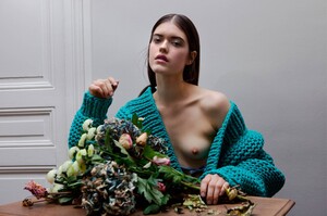 novembre_magazine_a-special-mm6-by-nicolas-coulomb-morgane-nicolas_5439.thumb.jpg.45e8f0fa705f793988f32c5269cf7624.jpg