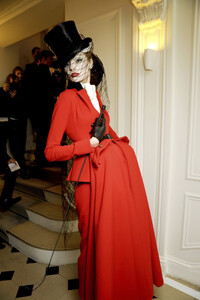 paris_hc_2010_dior_backstage_035.thumb.jpg.cd4b9928b4113cf92191ef3f78978258.jpg