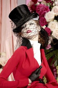 paris_hc_2010_dior_runway_204.thumb.jpg.cd94f353dfcd9c171ad22f1384f5db88.jpg