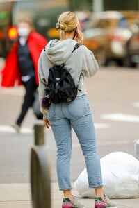 scarlett-johansson-shows-her-gold-wedding-ring-during-a-casual-stroll-2.jpg