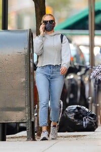 scarlett-johansson-shows-her-gold-wedding-ring-during-a-casual-stroll-3.jpg