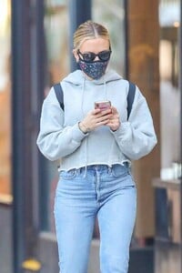 scarlett-johansson-shows-her-gold-wedding-ring-during-a-casual-stroll-4.jpg