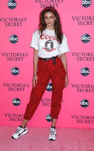 taylor-hill-2018-victoria-s-secret-viewing-party-in-nyc-9.jpg