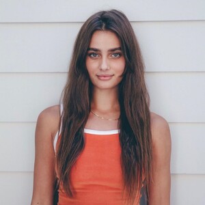 taylor-hill-cut-her-hair-instagram-photos-06-20-2020-0.jpg