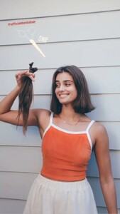 taylor-hill-cut-her-hair-instagram-photos-06-20-2020-4.jpg