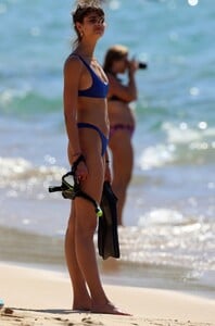 taylor-hill-in-bikini-at-a-beach-in-hawaii-01-02-2018-14.jpg