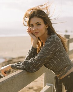 victoria-justice-11-12-2021-7.jpg