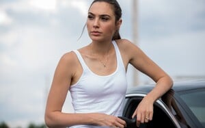 wallpapersden.com_gal-gadot-in-keeping-up-with-the-joneses_1920x1200.jpg