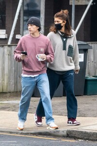 zendaya-and-tom-holland-out-in-london-01-23-2022-4.jpg