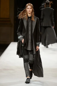 00012-yohji-yamamoto-fall-2022-ready-to-wear-paris-credit-isidore-montag-gorunway.thumb.webp.8b9db0cf62b9e48d7edebff0cbf8fbf7.webp