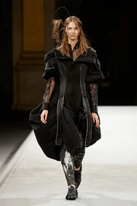 00035-yohji-yamamoto-fall-2022-ready-to-wear-paris-credit-isidore-montag-gorunway.thumb.webp.596922fa257c8a03ad18c7f5997e5543.webp