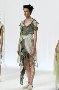 1021801008_HusseinChalayan2002WomenRTW89.thumb.jpg.a01192a0f6e0d8a48011aa42014fbcab.jpg