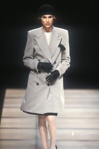 1031313235_GiorgioArmani1992WomenRTW59.thumb.jpg.728d37bab0d15b79d66ba3520bb05a92.jpg