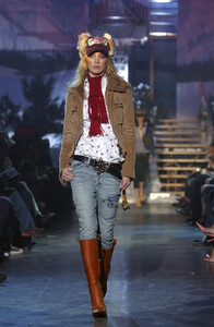 1031688097_Dsquared22004WomenRTW60.thumb.jpg.f66d6a5d9438e20aba1816a81bac0175.jpg