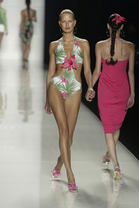 1035366360_Celine2004WomenSS1.thumb.jpg.cb43d07268240fd3d803479ad759c265.jpg