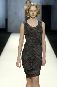 1040321322_DonnaKaran2001WomenRTW39.thumb.jpg.5a0ffdad54a85054cd4c123c03ab3472.jpg