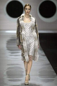 1069423636_PacoRabanne2004WomenRTW1.thumb.jpg.06952b52e107dc14f48fb19858cd73e5.jpg